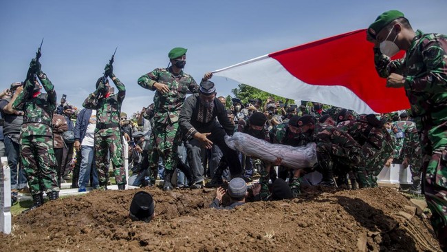 Empat personel TNI gugur akibat kontak senjata dengan Kelompok Kriminal Bersenjata (KKB) di Nduga, Papua Pegunungan.