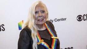 Dukung Neil Young, Joni Mitchell Ikut Boikot Spotify