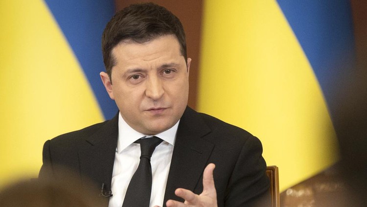 Presiden Ukraina, Volodymyr Zelensky In this handout photo provided by the Ukrainian Presidential Press Office, Ukrainian President Volodymyr Zelenskyy speaks during a news conference in Kyiv, Ukraine, Friday, Jan. 28, 2022. High-stakes diplomacy continued on Friday in a bid to avert a war in Eastern Europe. The urgent efforts come as 100,000 Russian troops are massed near Ukraine's border and the Biden administration worries that Russian President Vladimir Putin will mount some sort of invasion within weeks. (Ukrainian Presidential Press Office via AP)