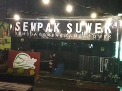 Sempak Suwek di Pacitan, Bukan Lapak Pakaian tapi Angkringan