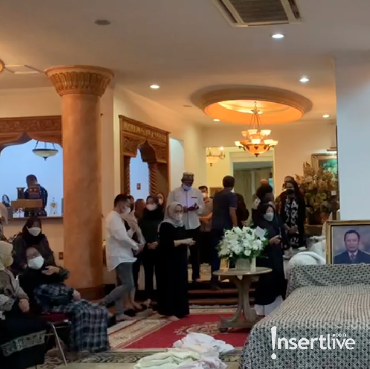 Tiba di Rumah Duka, Jenazah Ayah Mertua Arzeti Bilbina Disalatkan