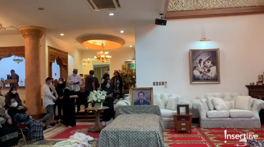 Suasana rumah duka ayah mertua Arzeti Bilbina