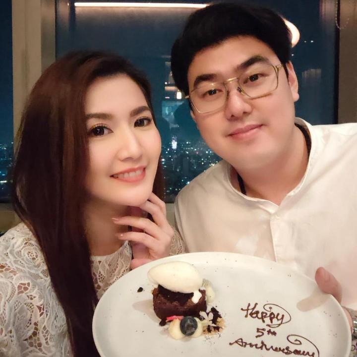 <p>Sudah 5 tahun Asty Ananta menikah dengan Hendra Suyanto. Pernikahan keduanya jauh dari gosip miring, Bunda. (Foto: Instagram @asty_ananta)</p>