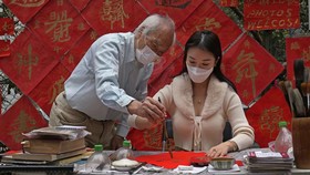 FOTO: Berburu 'Fai Chun', Kertas Berisi Harapan di Tahun Baru China