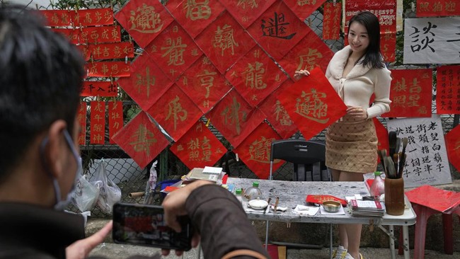FOTO: Berburu 'Fai Chun', Kertas Berisi Harapan di Tahun Baru China
