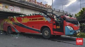 Polisi Buru Sopir Bus Tabrak Fly Over Padang Panjang hingga Terbelah