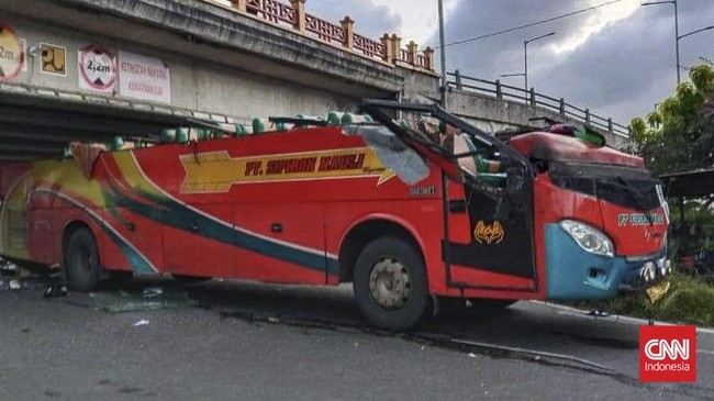 Sebuah bus antarprovinsi menabrak fly over di Padang Panjang sehingga melukai 17 penumpang termasuk supir. Akibat tabrakan ini, atap bus terpisah dari bus.