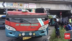 Kronologi Bus Tabrak Fly Over Padang Panjang hingga Terbelah