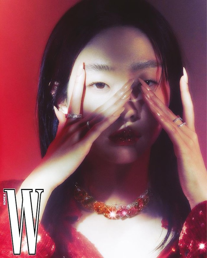 Dalam drama Korea, Our Beloved Summer, Kim Da-mi juga terlihat beberapa kali mengenakan perhiasan cantik dari brand Swarovski. Pada pemotretan ini, Da-mi tampil dengan pesona yang berbeda dari tokoh Yeon-soo. / foto: instagram.com/wkorea