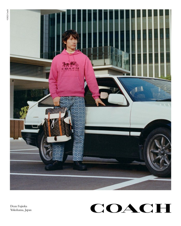 Aktor Dean Fujioka dalam nuansa tampilan kasual bersama tas backpack dari koleksi Coach spring 2022. Foto: Coach