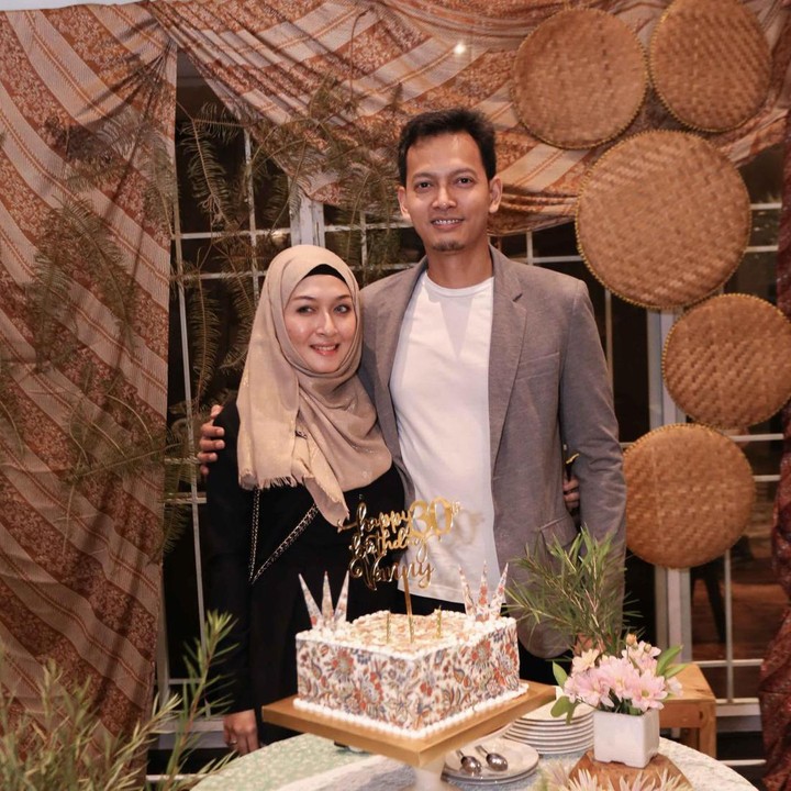 <p>Di hari ulang tahun pernikahannya, Fedi Nuril mengungkapkan isi hatinya nih. Pria 39 tahun ini mengaku bersyukur bisa bertemu dengan Vanny yang kini menjadi istrinya. (Foto: Instagram @calystavannyws)</p>