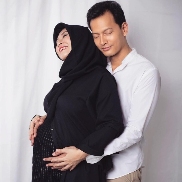 <p>Menjelang kehadiran anak ketiga, Fedi dan Vanny semakin mesra. Kita doakan semoga pernikahan pasangan ini langgeng dan Vanny diberikan kelancaran melahirkan anak ketiganya ya! (Foto: Instagram @calystavannyws)</p>