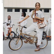 Dari JLo hingga Noah Beck, Ini Para Selebriti yang Tampil di Foto Iklan Koleksi Terbaru Coach