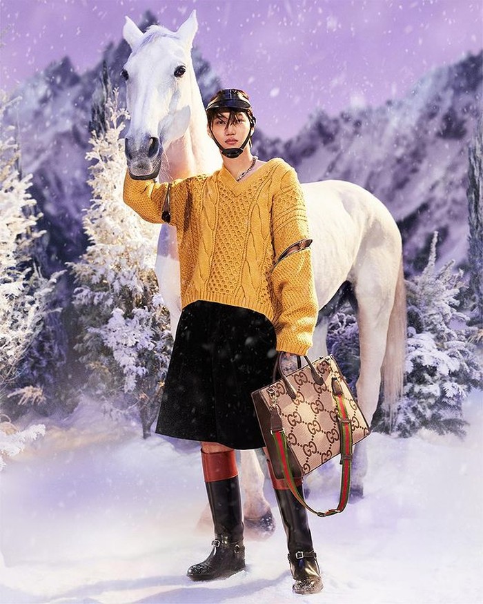 Jika melihat kolaborasinya dengan Gucci, Kai tidak malu-malu menampilkan sisi unik dan edgy yang berada pada dirinya. Hampir seluruh koleksi Gucci dibawakan Kai EXO dengan lantang dan percaya diri. / foto: instagram.com/zkdlin