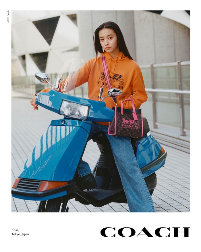 Model dan penulis lagu asal Jepang, Koki membawakan tampilan yang lebih quirku dari koleksi Coach spring 2022. Foto: Coach
