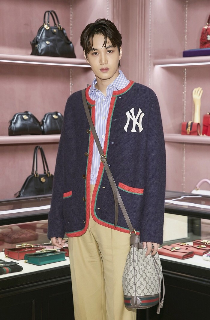 Menjalin kerjasama yang baik dengan Gucci, Kai EXO sering diundang dalam opening store, fashion show hingga acara-acara privat yang diselenggarakan Gucci. Tak lupa, outfit yang dikenakan Kai semuanya berasal dari Gucci. / foto: instagram.com/zkdlin