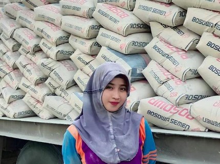 Kisah Inspiratif Nuraini, Mahasiswi & Atlet Pencak Silat Sulsel yang Kerja Angkat Semen