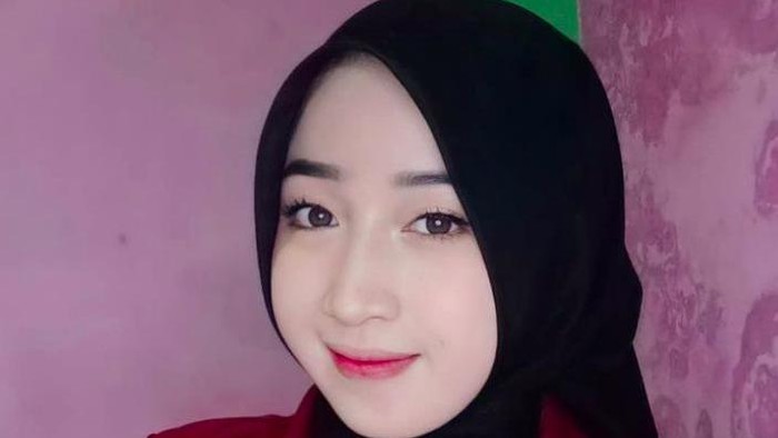Nuraini, Mahasiswi Makassar yang Jadi Kuli Angkat Semen