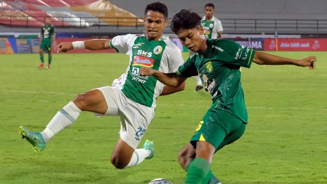 Pelatih Aji Santoso memberikan pesan yang serius kepada timnya setelah tiga pemain Persebaya Surabaya positif Covid-19.