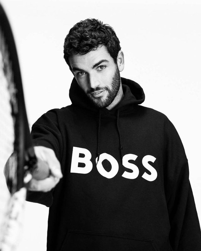 Play like a BOSS! Wajah selebriti pertama yang dikenalkan dalam kampanye ini adalah Matteo Berrettini. Matteo adalah pemain tenis profesional yang berasal dari Italia. Ia meraih peringkat ATP tunggal dunia no.7 di usia 25 tahun. / foto: instagram.com/boss