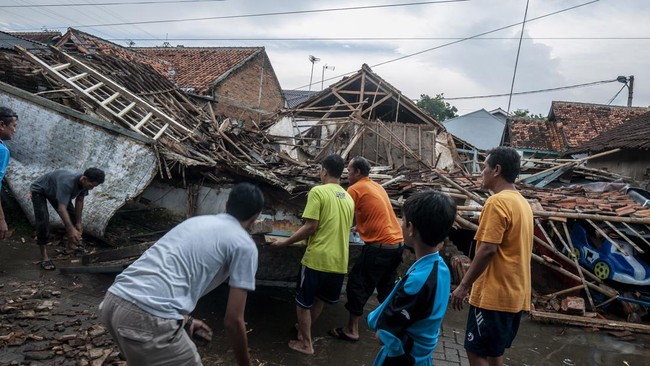 Atap rumah warga roboh dan rumah di pesisir tenggelam di laut saat cuaca ekstrem melanda Kepulauan Riau.
