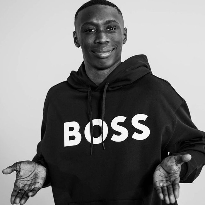 Salah satu wajah baru BOSS dalam kampanye terbaru ini cukup mengejutkan, yaitu Khaby Lame. Khaby Lame dikenal sebagai bintang TikTok internasional yang membuat konten-konten lucu dengan caranya yang unik. / foto: instagram.com/boss