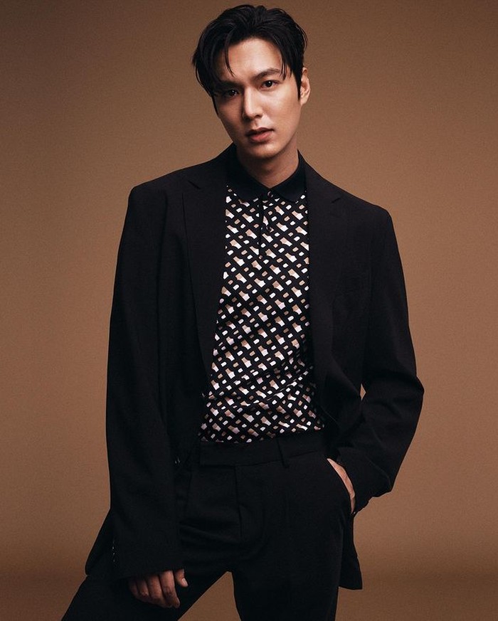 Setelah ditunggu penggemarnya, BOSS akhirnya merilis Lee Min-ho sebagai global ambassador BOSS terbaru. Satu-satunya berasal dari Korea, Lee Min-ho membintangi koleksi terbaru Spring/Summer 2022 khusus untuk brand BOSS. / foto: instagram.com/wkorea