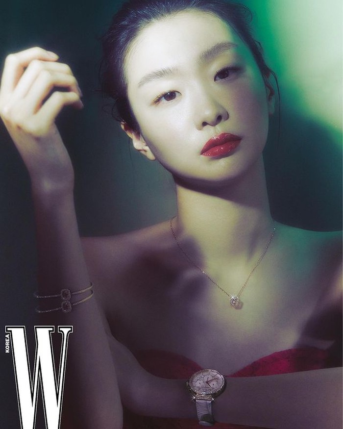 Setelah syuting drama Korea, Our Beloved Summer, Kim Da-mi kembali tampil di majalah. Kali ini aktris cantrik berusia 26 tahun ini tampil di W Korea membawakan perhiasan Swarovski. / foto: instagram.com/wkorea