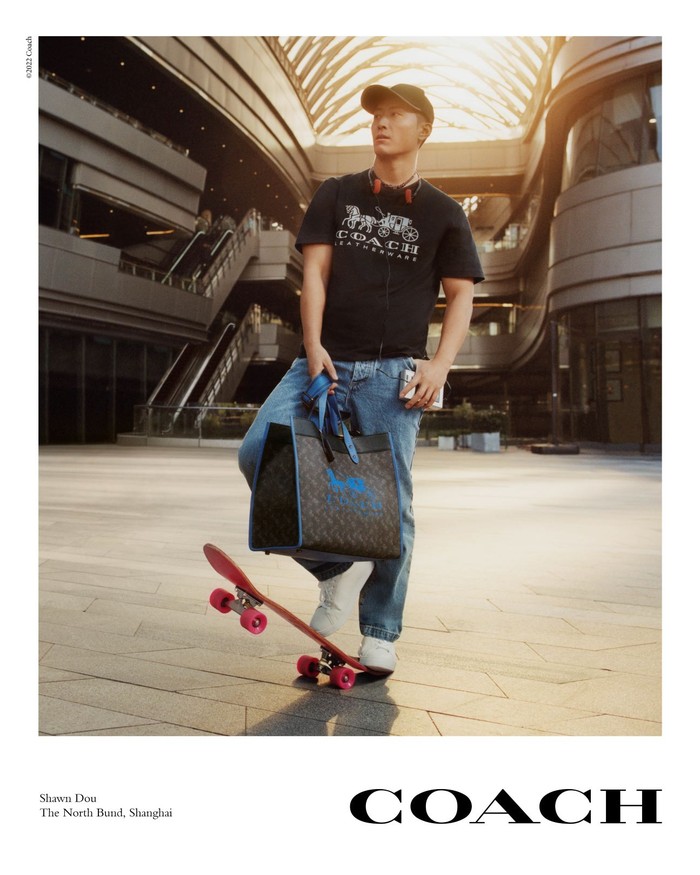 Aktor Shawn Duo tampil mengenakan kaus dan jeans dalam nuansa foto yang dinamis. Foto: Coach