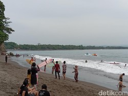 Melihat Serunya Kompetisi Surfing di Pantai Batukaras Pangandaran