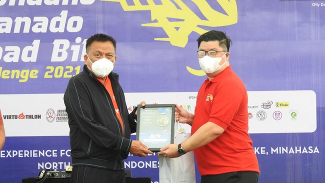 Ratusan pesepeda diajak menjajal rute yang menampilkan keindahan alam dalam kota Manado dalam The TX Tondano Manado Road Bike Challenge 2021.