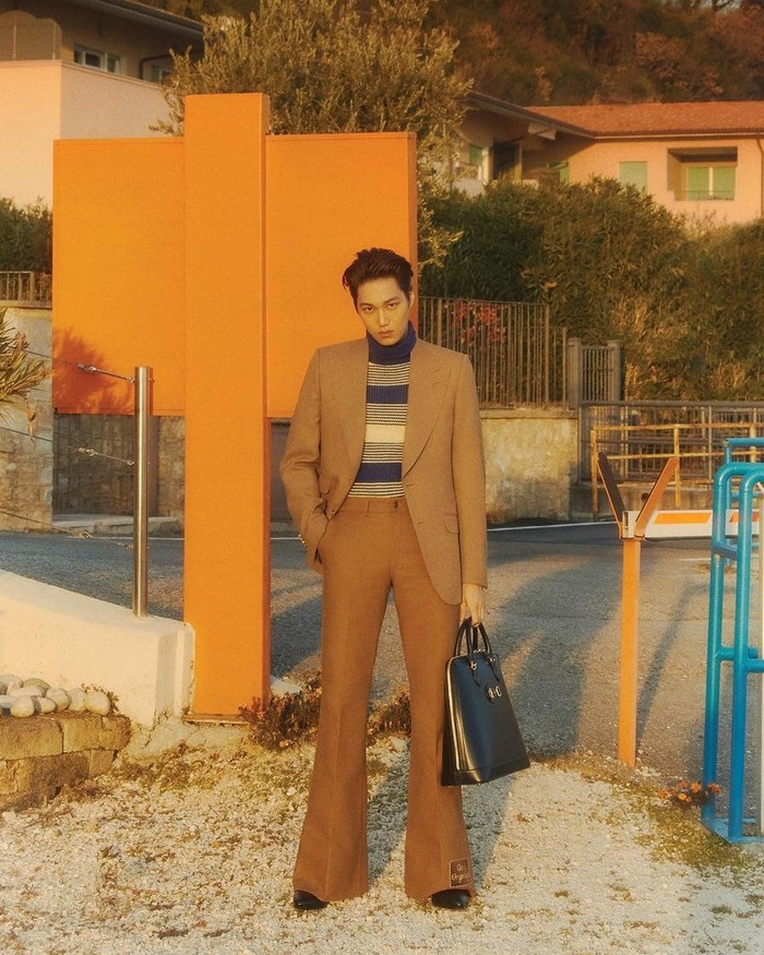 Tidak hanya merepresentasikan fashion dari Gucci namun keseluruhan produk Gucci dari koleksi pakaian, tas hingga accesories. Kembali tampil di majalah GQ Korea, Kai tampil elegan dan dewasa dengan dominan warna earth tone. / foto: instagram.com/zkdlin