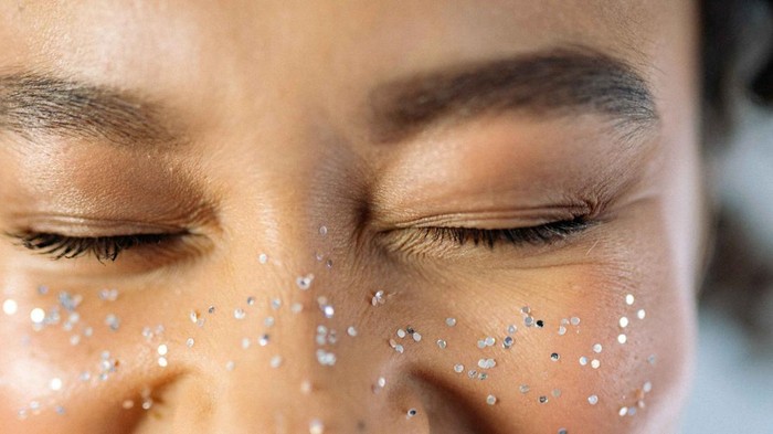 Kembali Jadi Tren, Ini Tutorial Bushy Eyebrow Anti Ribet!