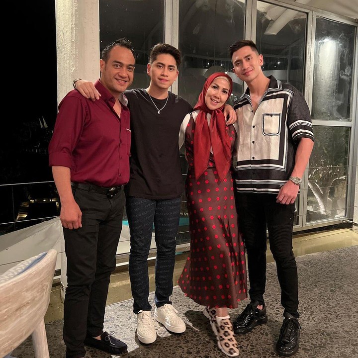 <p>Akhirnya Verrel Bramasta mengunggah foto bersama ibunda, adik, dan calon ayah sambungnya, Ferry Irawan. <em>"As long as you're happy mom, I can only pray for you. Bismillah..,"</em> tulis Verrel Bramasta yang akhirnya mengizinkan Venna Melinda untuk menikah dengan Ferry Irawan yang rencananya berlangsung di bulan Maret 2022 ini. (Foto: Instagram @bramastavrl)</p>