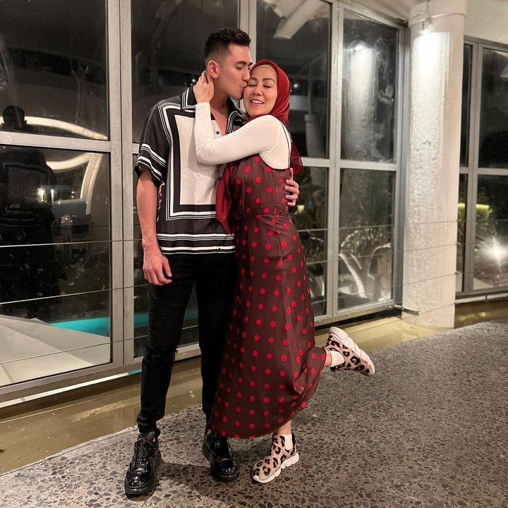 <p>Diungkap Venna, Verrel hanya terkejut dan tak berkomentar lebih lanjut usai diberitahu bahwa ibunda sedang dekat dengan Ferry Irawan dan ingin menikah lagi setelah delapan tahun <em>single.</em> (Foto: Instagram @bramastavrl)</p>