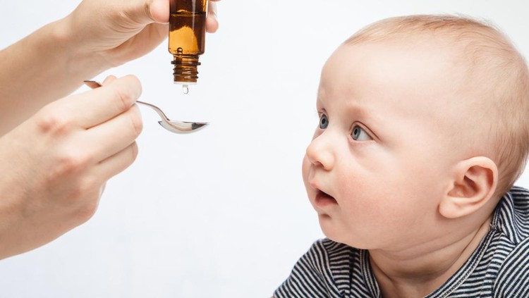 Anak minum obat Anak minum obat