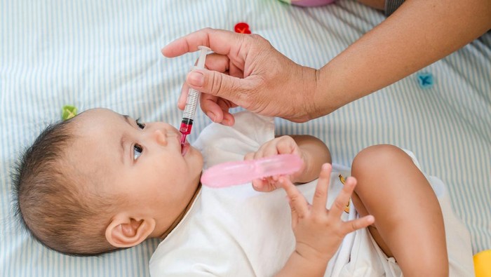 Anak minum obat