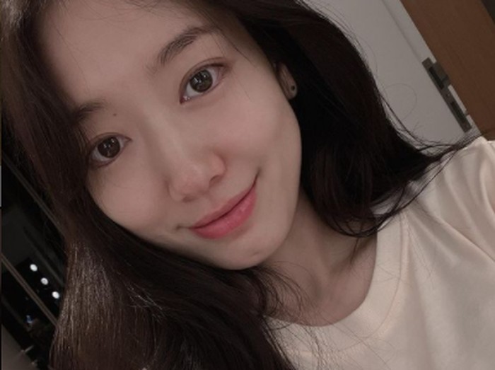 Aura 'bumil' memang tidak ada lawan! Netizen menilai kecantikan Park Shin Hye semakin memancar sejak ia mengandung. Aktris yang satu ini pun memang kerap tampil percaya diri dengan bare face-nya yang terkesan natural./ foto: instagram.com/ssinz7