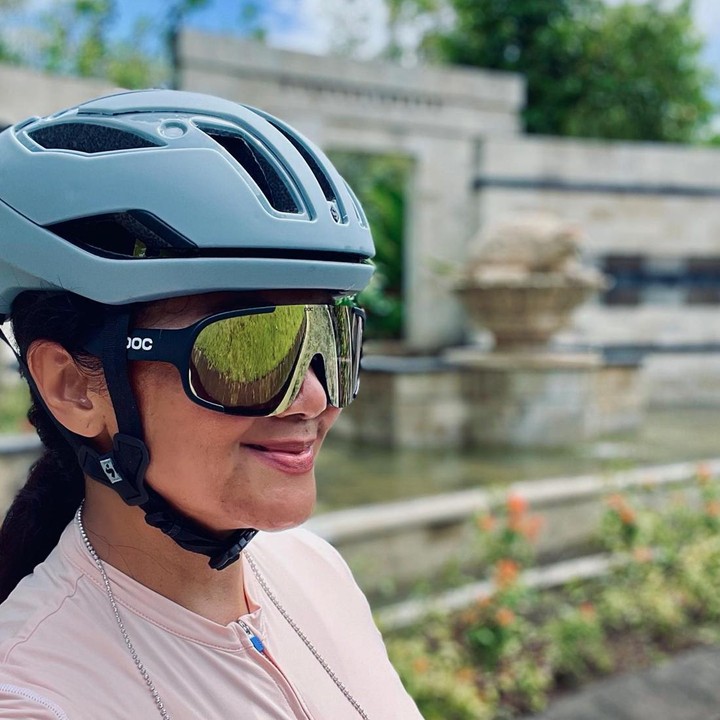 <p>Dalam kesempatan tersebut, Bella ungkap bahwa ia mengayuh sepeda cukup jauh. Walau lelah, semua terbayar dengan pemandangan yang indah. (Foto: Instagram @bellasaphiraofficial)</p>