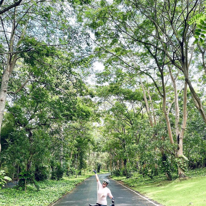 <p>Mungkin aktivitas bersepeda ini juga yang menjadi alasan membuat dirinya tetap awet muda, ya? (Foto: Instagram @bellasaphiraofficial)</p>