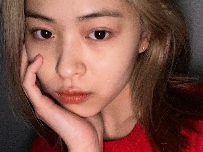 Kerap tampil dengan full makeup, Ryujin 'ITZY' membuat fans makin tergila-gila dengan wajah polosnya. Menurut fans di Indonesia, Ryujin memancarkan aura menawan yang khas bak perempuan asal Bandung. Bagaimana menurutmu, Beauties? / foto: instagram.com/itzy.all.in.us