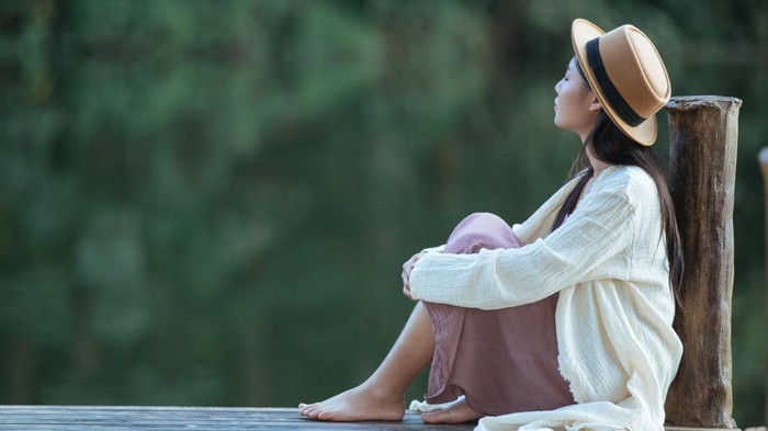 Menyendiri Hingga Pura-Pura Bahagia, Ini 5 Hal yang Dilakukan Introvert ketika Patah Hati