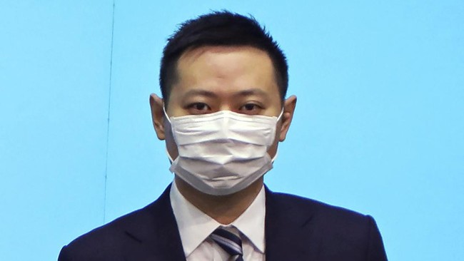 Pejabat Hong Kong, Caspar Tsui, mengundurkan diri usai menghadiri pesta ulang tahun anggota DPRD China, sesaat sebelum pembatasan diterapkan.