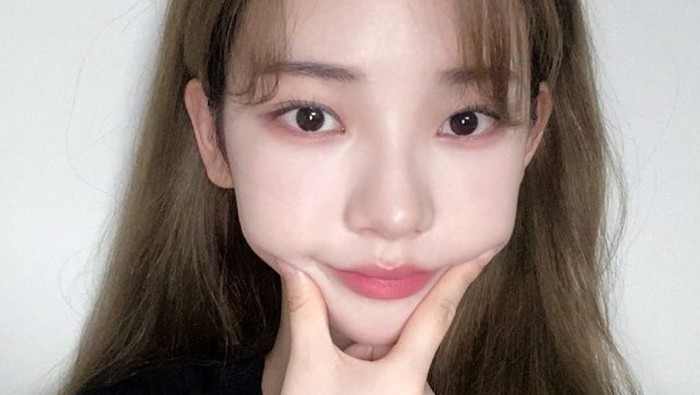 Dijuluki sebagai manusia 'CG' karena tampilan makeup yang membuat wajahnya semakin 'unreal', Karina 'aespa' selalu tampil percaya diri dengan wajah polosnya./ foto: instagram.com/aespa_official