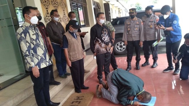 Munir, guru honorer yang membakar sekolah karena kecewa gaji saat mengajar 24 tahun silam tak kunjung dibayar, akhirnya diberi uang Rp6 juta oleh Disdik Garut.