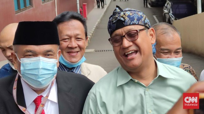 Bareskrim Polri resmi menetapkan Edy Mulyadi sebagai tersangka kasus ujaran kebencian. Polisi juga langsung menahan Edy Mulyadi.