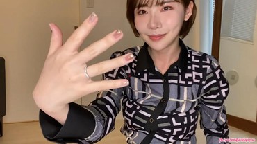 img-title Artis Porno Eimi Fukada Pamer Cincin & Diduga Nikah, Netizen Beri Saran Kocak