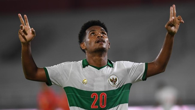 Pelatih Timnas Indonesia Shin Tae Yong dan PSSI menunjukkan sikap yang berbeda menanggapi masalah Ramai Rumakiek.