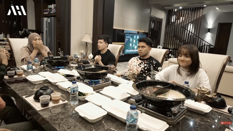 Fuji dan Thariq Pacaran, Ini Momennya Makan Hot Pot Bareng Atta-Aurel