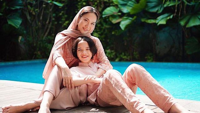 5 Potret Fashionable Bunga Citra Lestari dengan Noah Sinclair, Seperti Kakak dan Adik